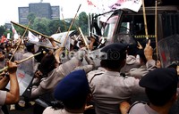 Aparat kepolisian memukuli mobil demonstran yang ingin menerobos barikage. Ramses/detikFoto.
