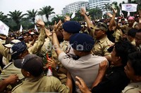 Dua orang polisi berusaha menenangkan pendemo. Ramses/detikFoto.