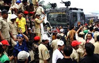 Water cannon disiagakan di depan gedung DPR, Jakarta. Ramses/detikFoto.