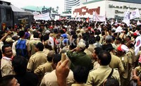 Ribuan perangkat desa yang hendak memasuki halaman gedung DPR dihadang oleh aparat kepolisian. Ramses/detikFoto.