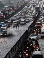 Hujan Deras Kuningan Arah Cawang Terendam