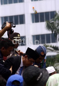 Marzuki Alie menghindari lemparan botol air mineral. Ramses/detikFoto.