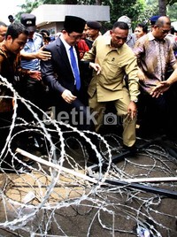 Marzuki Alie langsung meninggalkan massa setelah dilempari botol plastik air mineral. Ramses/detikFoto.