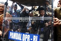 Marzuki Alie bersama Taufik Kurniawan naik mobil golf menemui pendemo di halaman gedung DPR. Ramses/detikFoto.