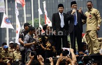 Marzuki Alie bersama Wakil Ketua DPR Taufik Kurniawan memberikan orasi di depan massa perangkat desa yang sedang demo di halaman gedung DPR. Ramses/detikFoto.