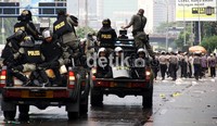 Aparat kepolisian mengunakan mobil taktis untuk membubarkan massa perangkat desa. Ramses/detikFoto.