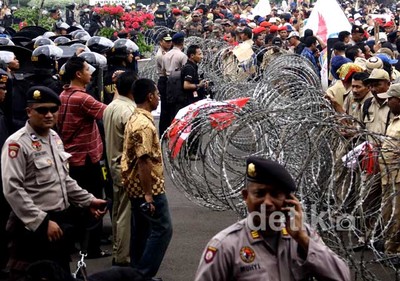 Ribuan Polisi Amankan Demo Kades di DPR