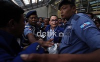 Ruhut mendapatkan pengawalan ketat dari petugas Satgas PD, setelah diusir dan nyaris dikeroyok.