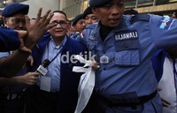 Pernyataan Ruhut yang terus meminta Ketum PD Anas Urbaningrum mundur dinilai menganggu konsolidasi partai.