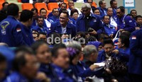 Ruhut melawan Ketum PD Anas Urbaningrum yang memecatnya dan mengatakan Partai Demokrat tak akan menang jika Anas tak mundur.