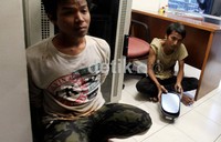 Dua kali ini bang. Saya jual Rp 200.000 ke orang. Saya nggak tahu siapa, kata Mustakim di Pospol Bundaran HI, Jakarta, Jumat (14/12/2012).