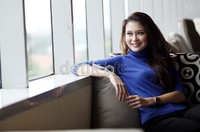 Sempat menjadi guru Bahasa Inggris di salah satu tempat kursus ternama, wanita berbibir tipis itu pun pelan-pelan melirik dunia jurnalistik.