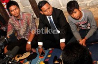 Rangga dan pengacaranya menggelar jumpa pers di kediamannya di kawasan Ciputat, Tangerang, Kamis (13/12/2012) malam.