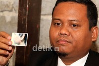 Remaja berusia 16 tahun itu menderita memar dan kerap mengeluh pusing setelah peristiwa pemukulan itu.