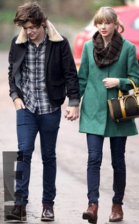Harry menggandeng tangan Taylor dengan mesra. (dok. eonline)
