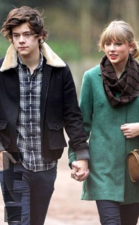 Taylor tampak bahagia. (dok. eonline)