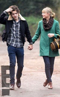 'Saat Harry datang untuk mengambil kuenya, ia mengatakan aroma toko kami sangat wangi. Ia sangat baik, sopan, dan lovely,' ujar Kelly perwakilan toko Custom Cupcake Company. (dok. eonline)