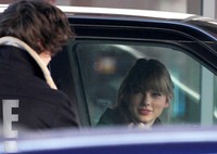 Taylor tak dapat menyembunyikan wajah bahagianya. (dok. eonline)