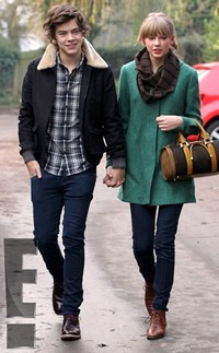 Harry pun tak melepas genggaman tangannya dari pelantun 'We Are Never Ever Getting Back Together'. (dok. eonline)