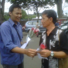 Peringati Hari HAM, HMI Bagi-bagi Bunga Mawar