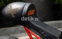 Motor ini juga memakai rangka custom BMS.