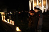 Mereka juga menyalana lilin. REUTERS/Joshua Lott.