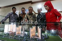 Direktur Utama PT Adhi Persada Properti, Giri Sudaryono (kiri), Direktur Utama PT Adhi Karya, Kiswodarmawan (kedua dari kiri), Direktur Utama PT Adhi Persada Realti, Ferry Febrianto (tengah), Komisaris Adhi Karya, Murhadi (kedua dari kanan) dan Kepala Divisi Properti dan Hotel, Renny Soviani (kanan) melihat maket saat peluncuran produk properti dan real estate Adhi Karya.