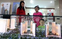 Pengunjung melihat salah satu maket apartemen yang didisplay.