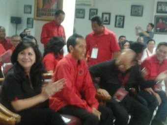 Berkemeja PDIP, Jokowi Ikut Rapat di Kantor DPD PDIP