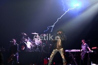 Axl Rose tampil enerjik di atas panggung.