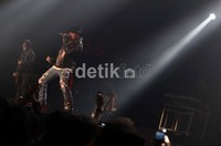 Aksi Guns N' Roses di atas panggung.