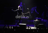 Sesuai dengan tema konsernya, 'Back to Bass', Sting membakan lagu 'Faith' sambil membetot alat musik tersebut.