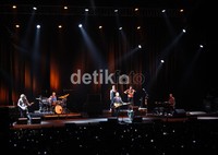 Sting beraksi dengan diiringi seorang kibordis, drummer dan gitaris yang usianya hampir sebaya. Sementara pemain biola dan backing vocal-nya terlihat lebih muda.