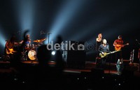 Mulai dari jazz, reggae, classical, New Age, hingga worldbeat diramu sedemikian rupa dalam lagu-lagu penyanyi multi-instrumentalist itu.