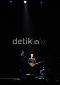 Peraih 16 Grammy Awards itu tampil casual dengan baju lengan panjang yang sedikit ketat, dibalut celana jins. Tubuhnya masih tampak prima.