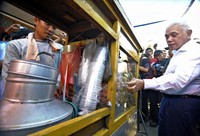 Hatta memesan makanan yang dijual di lingkungan kampus Sekolah Tinggi Agama Islam (STAI) di Sukabumi. (Hartanto).