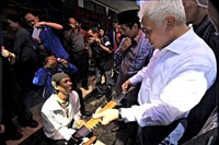 Hatta melihat-lihat golok hasil kerajinan tangan warga Sukabumi dalam rangka pengembangan ekonomi kerakyatan dan peningkatan kewirausahaan di lingkungan kampus Sekolah Tinggi Ilmu Agama Islam. (Hartanto).