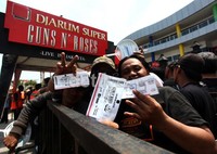 Para penggemar Guns N' Roses mengantre untuk memasuki lokasi konser di Mata Elang International Stadium (MEIS) Ancol, Jakarta Utara.