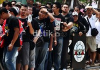 Para penonton yang datang umumnya mengenakan berbagai atribut band pelantun hits 'Sweet Child O Mine' tersebut.
