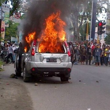 Tabrak Sepeda Motor, Mobil Nissan X-Trail Dibakar Warga di Medan