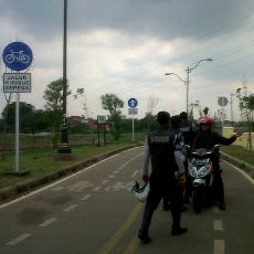 Petugas Dishub Amankan Jalur Sepeda BKT dari Serobotan Motor