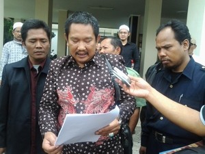 Desak Pemberhentian Aceng, Puluhan Warga Garut Serahkan Surat ke DPRD