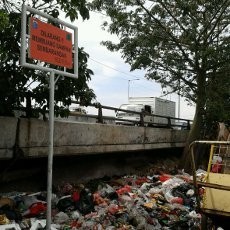 Pembuangan Sampah Liar Tebar Bau Busuk di Jl Pademangan