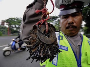 80 Kg Ranjau Paku Tersebar di Sekitar Istana Setiap Bulan
