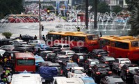 Lalu lintas dari Thamrin menuju Sudirman macet panjang.