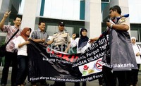 Namun menurut Fakta, izin sudah diserahkan sehari sebelumnya dan ada tanda terima dari Polres Jakarta Pusat.