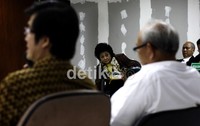 Hartati Murdaya mendengarkan keterangan mantan anak buahnya. Ramses/detikFoto.