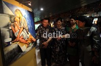 Menteri Hukum dan HAM Amir Syamsudin (kiri), menerangkan salah satu lukisan karya narapidana kepada Menteri Negara Pemberdayaan Perempuan dan Perlindiungan Anak, Linda Gumelar (kanan).