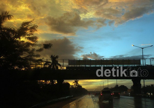 Indahnya Lembayung Senja di Langit Bekasi