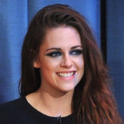 Kristen Stewart Nonton Adegan Bugilnya di On the Road Bersama Ibunda